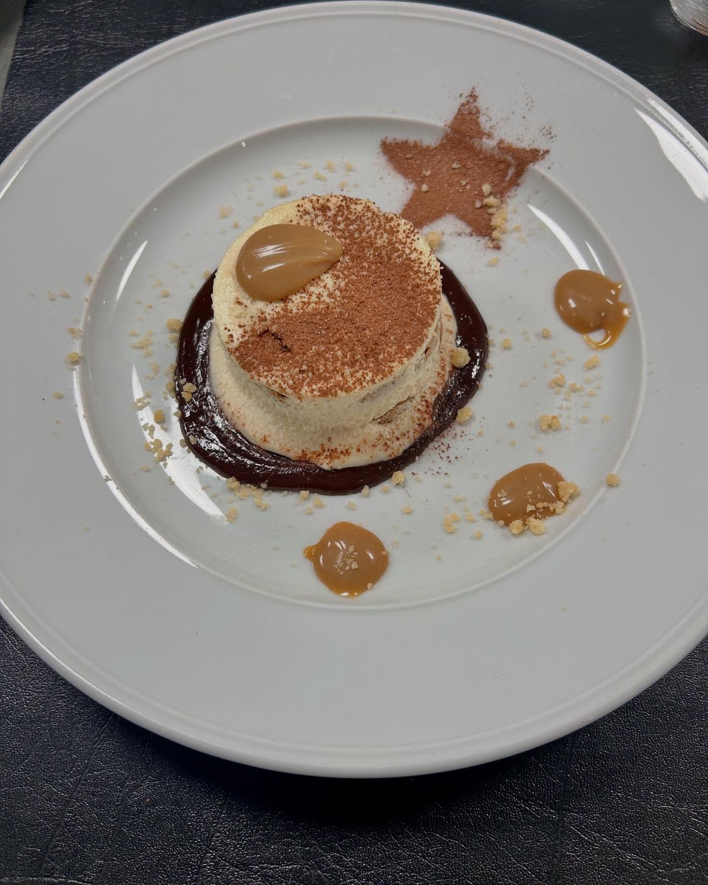 Tiramisu signature au cacao et caramel, dessert d'un chef à domicile