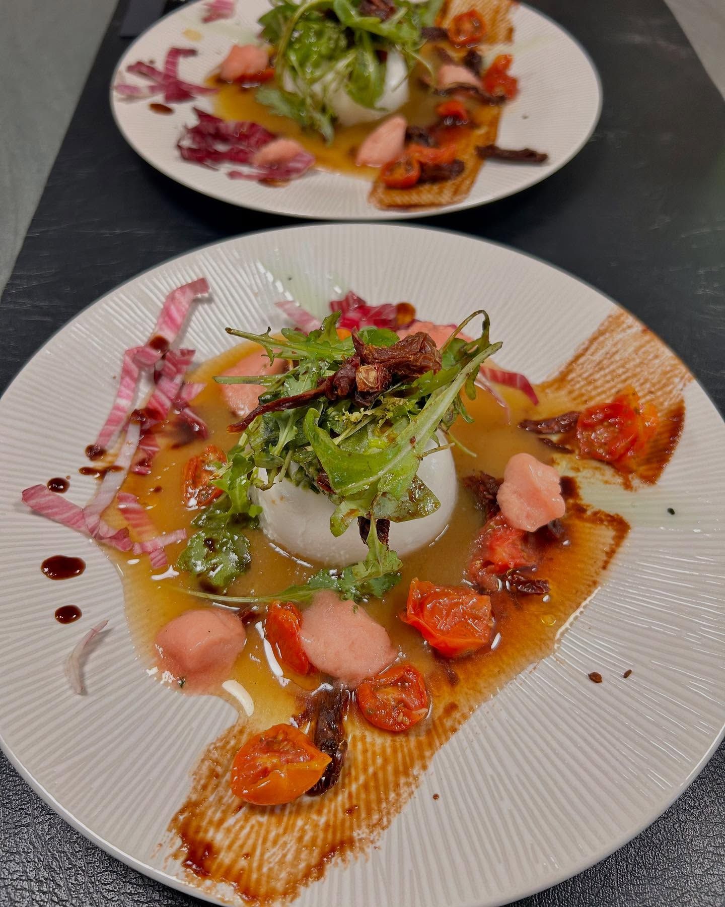 Burrata crémeuse, tomates confites et jeunes pousses, entrée d'un chef à domicile