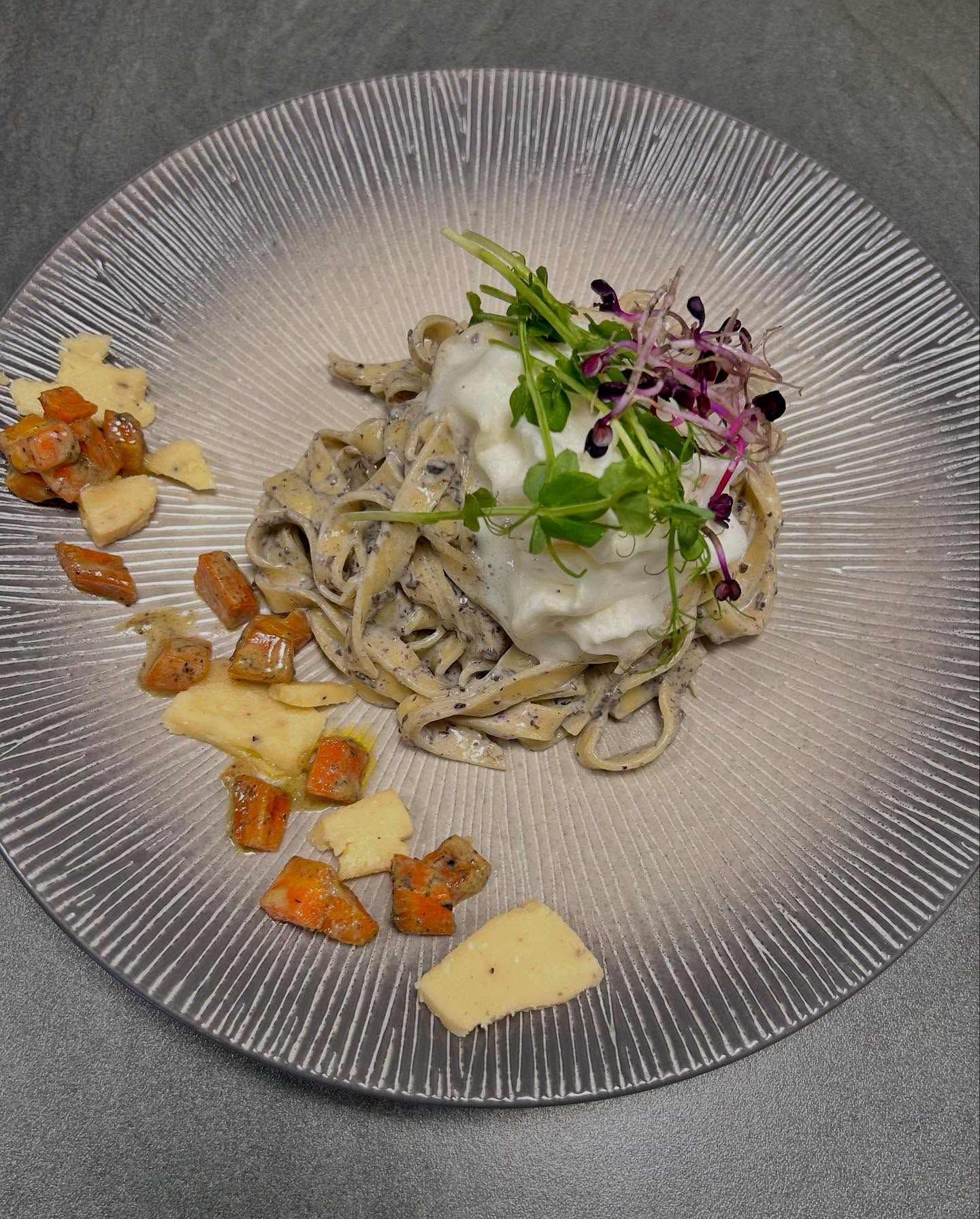 Tagliatelles à la crème de truffe, plat d'un chef privé à domicile