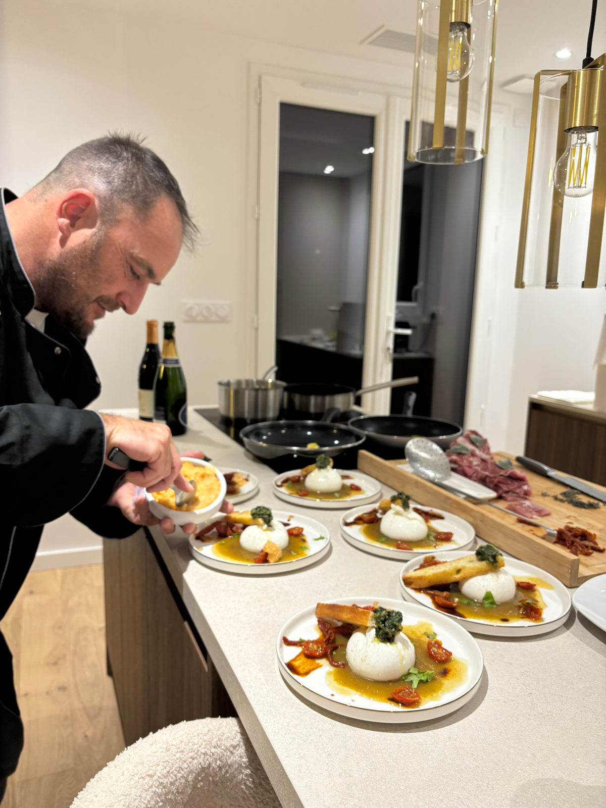 Chef Domo Cuisto en train de cuisiner