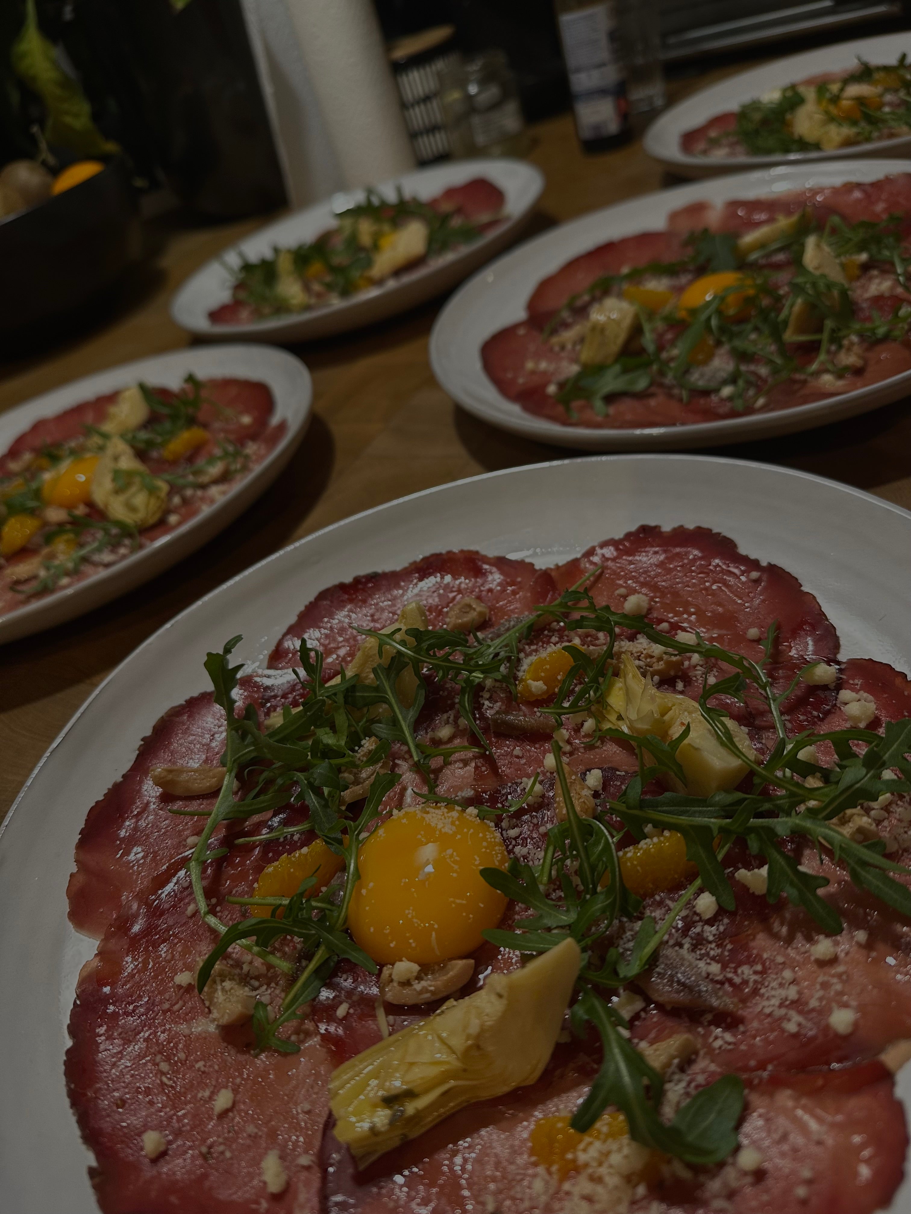 Chef cuisinier Domo Cuisto en action dans une cuisine