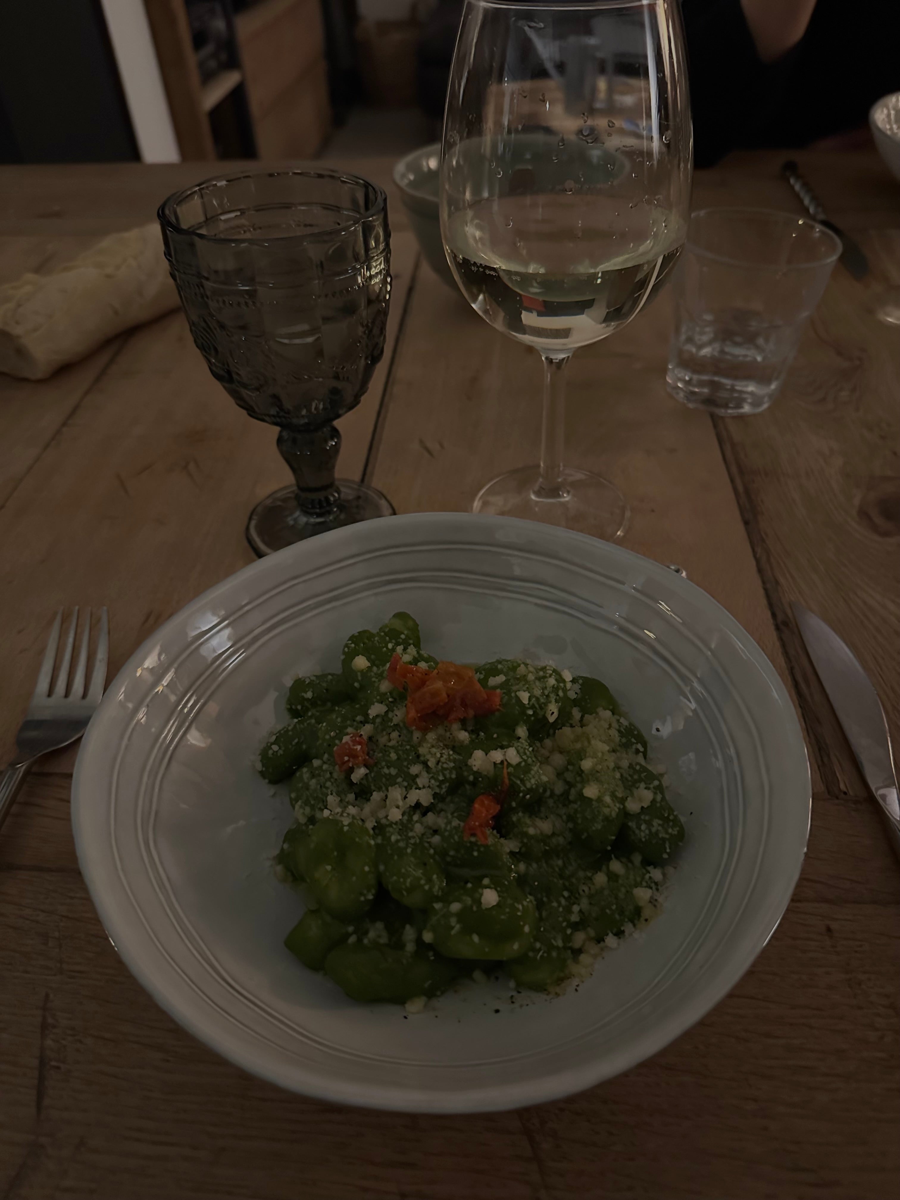 Table dressée pour un dîner privé avec chef à domicile